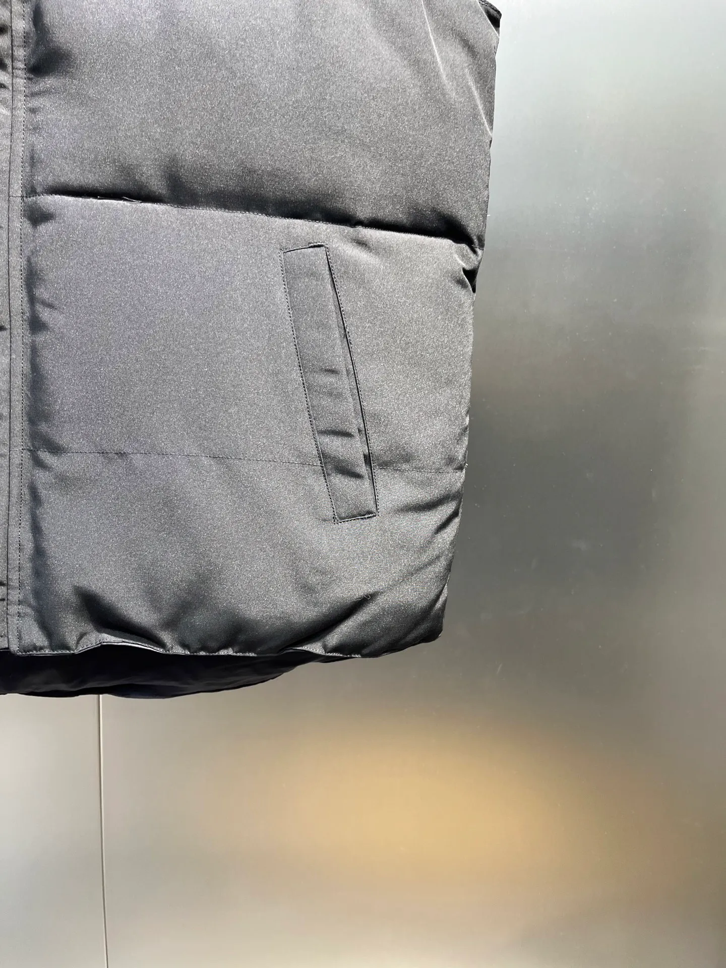 P380 🇨🇦Canada Goose""🇨🇦🌟 Garson down vest has always been recognized as the warmest down jacket. Various Instagram celebrities, Internet celebrities, and celebrities often wear it for street photos. I make Canada Goose every year, but I still can't get rid of my love for it. No matter how cold the days are, there is no need to be afraid, because there is! Filled with 90% white duck down, it is the legendary warmest down jacket and is known as a must-have for Arctic outdoor sports! The most popular down jacket in the world, celebrities are rushing to buy it, it is a must-have!  Size: XS to 2XL
